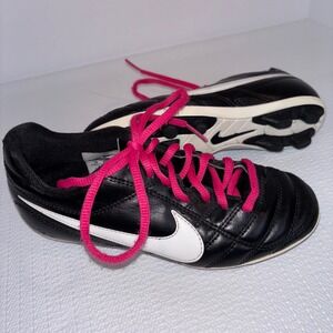 Nike Youth‎ Soccer Cleats Black White Pink Laces Size 13.5 Soccer Shoes